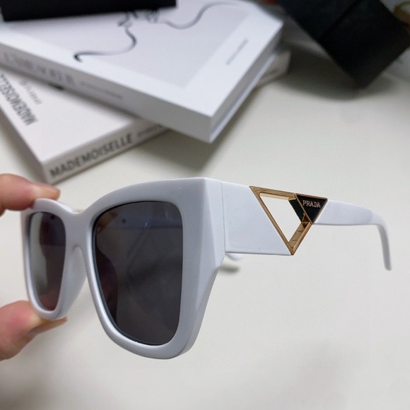 Prada's new white sunglasses - Picture 5 of 7